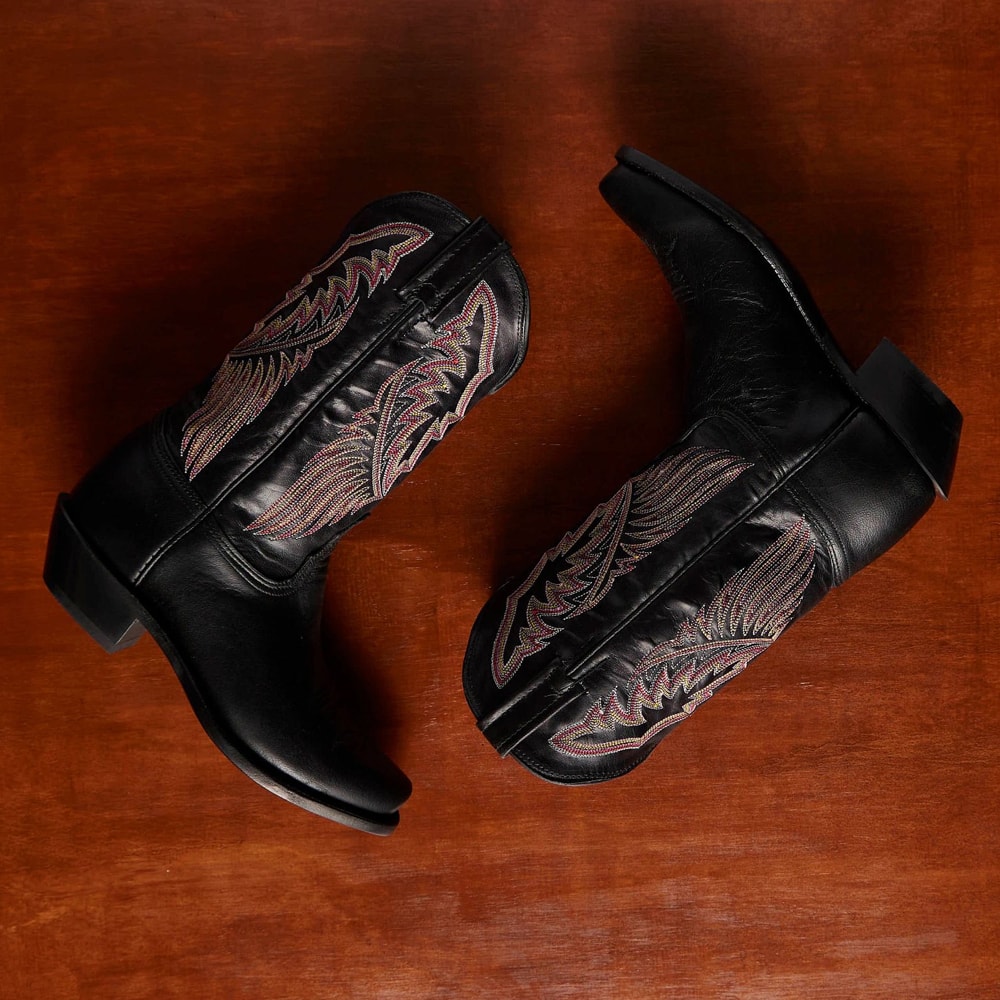 Featuring the Sagrada 11" Women’s Western in black